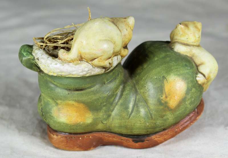 Shoe with two cats and mouse ornament