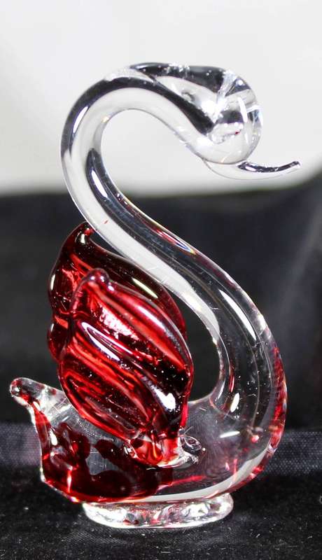 Glass swan - red