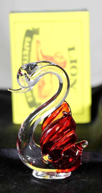 Glass swan - red