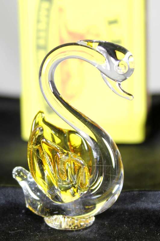Glass swan - yellow