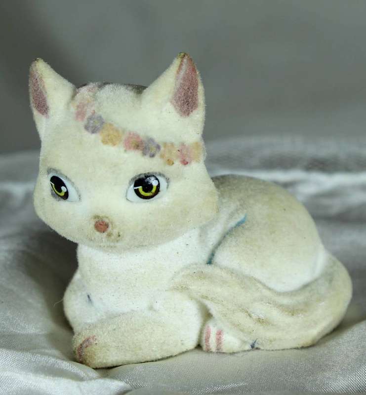 Puppy in my pocket families - white felted cat with crown