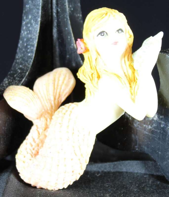 Little peach mermaid magnet