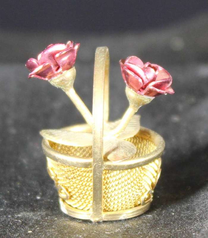 Miniature basket with two roses