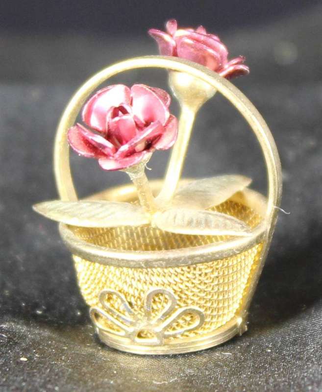 Miniature basket with two roses