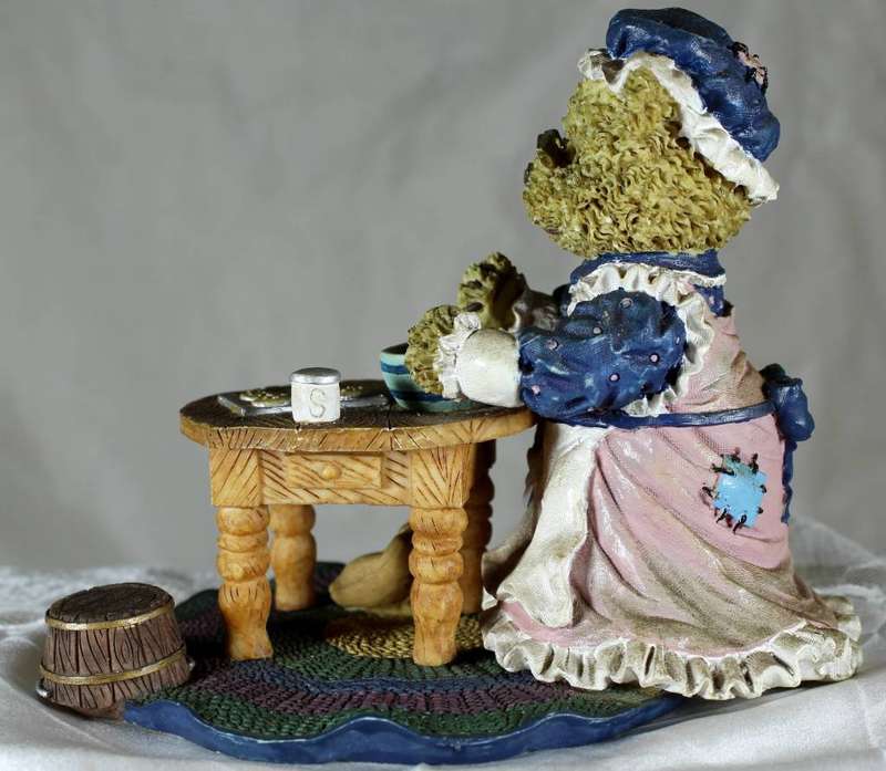 Vintage `98 the Windsor bear of cranburry