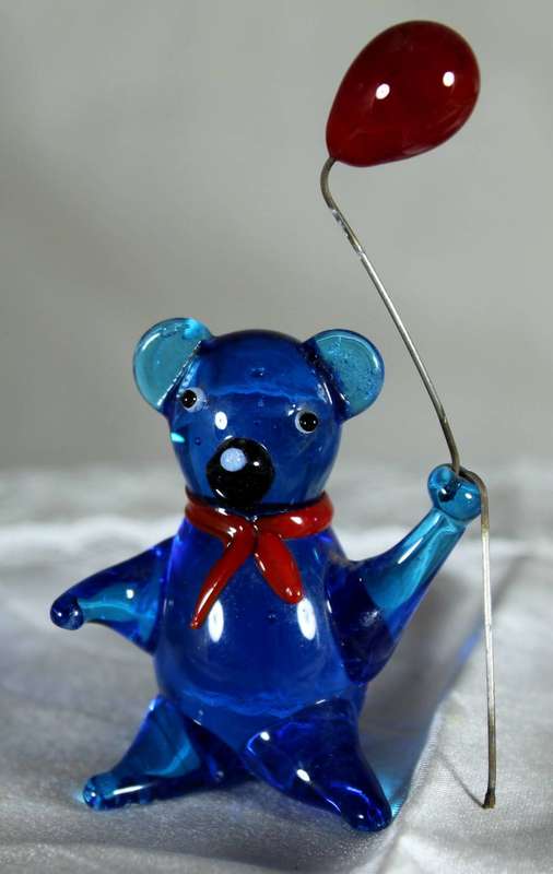 Blue glass bear with a red balloon