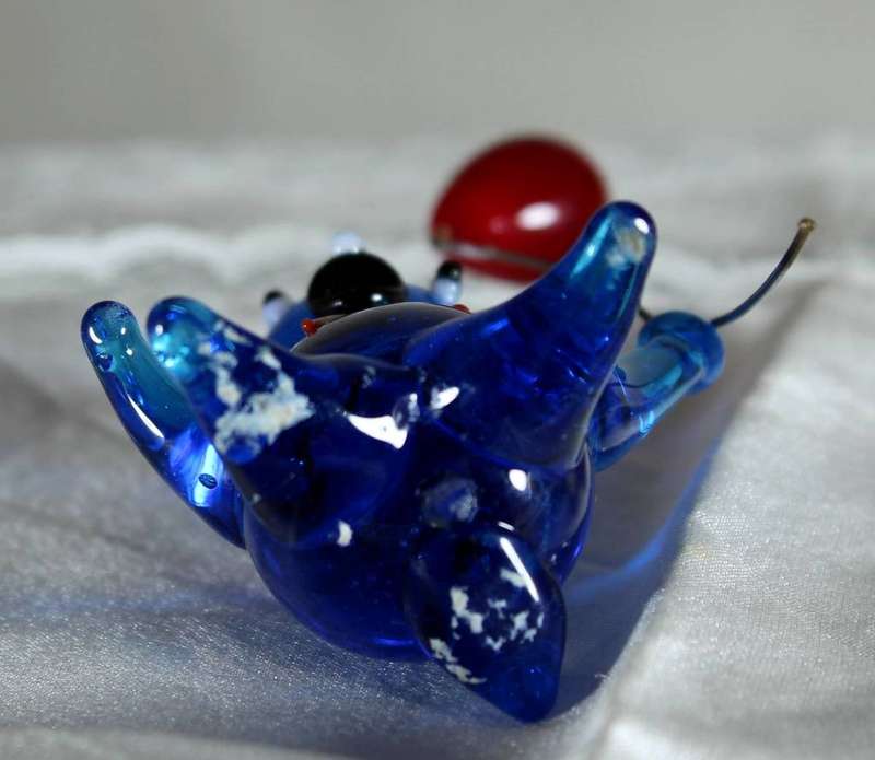 Blue glass bear with a red balloon