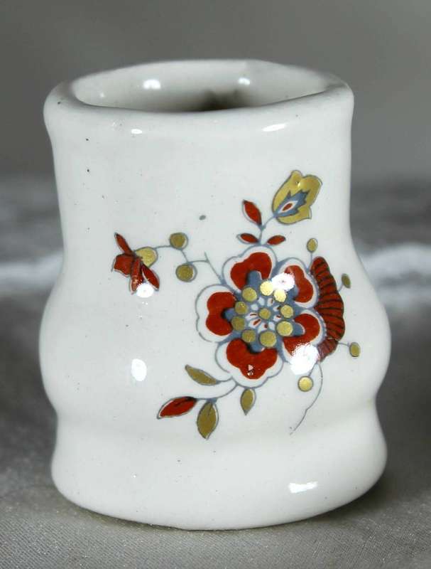 Miniature mug with flower motif