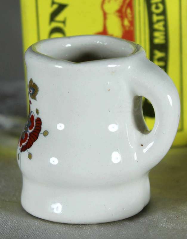 Miniature mug with flower motif