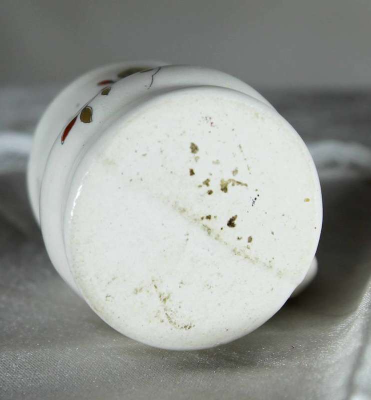 Miniature mug with flower motif