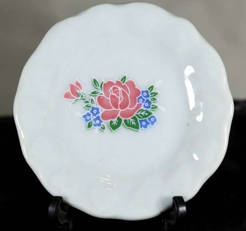 Display plate with flowers