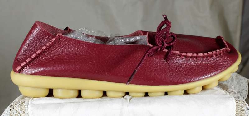 Burgundy Moccasin style shoe - Small size 6