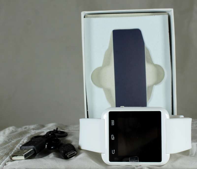 Smart watch - white - in original box
