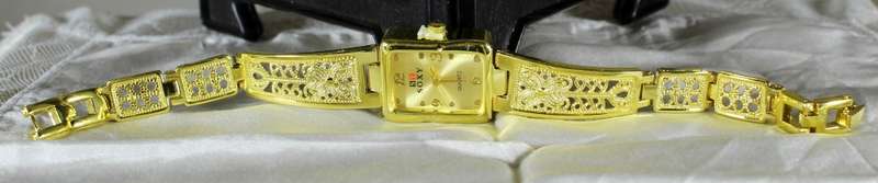 Soxy - gold face - gold strap