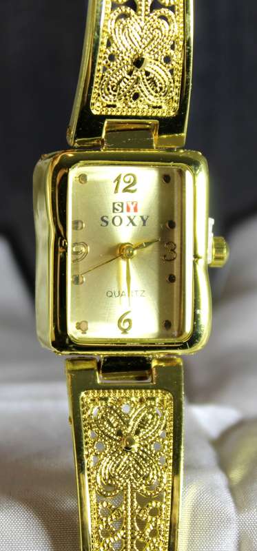 Soxy - gold face - gold strap
