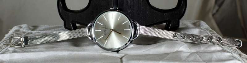 WoMaGe - large round face - thin silver strap