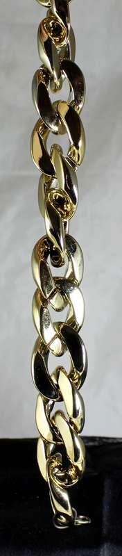 Costume jewelry - Bracelet with gold twisted chain