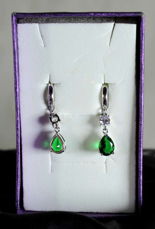 Costume jewelry - Emerald look earrings