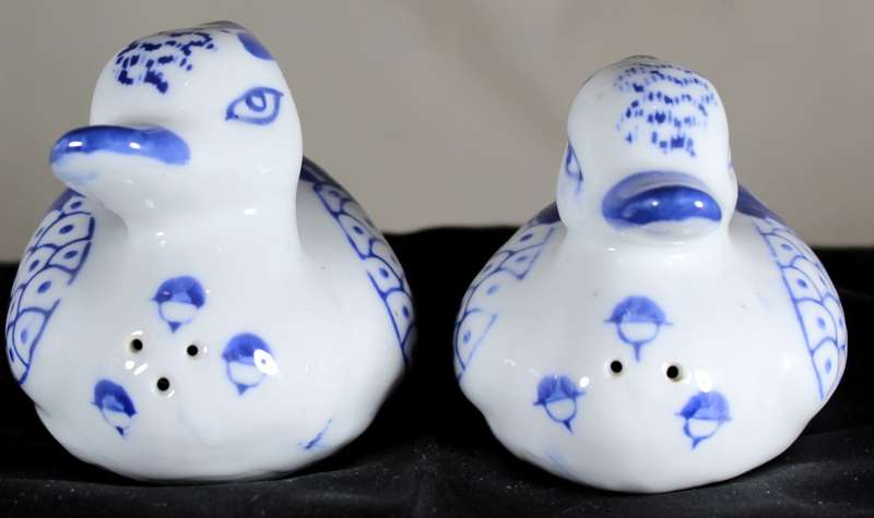 Pair of salt & pepper duck shakers - blue & white