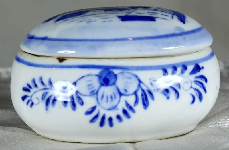 Small blue & white lidded trinket holder