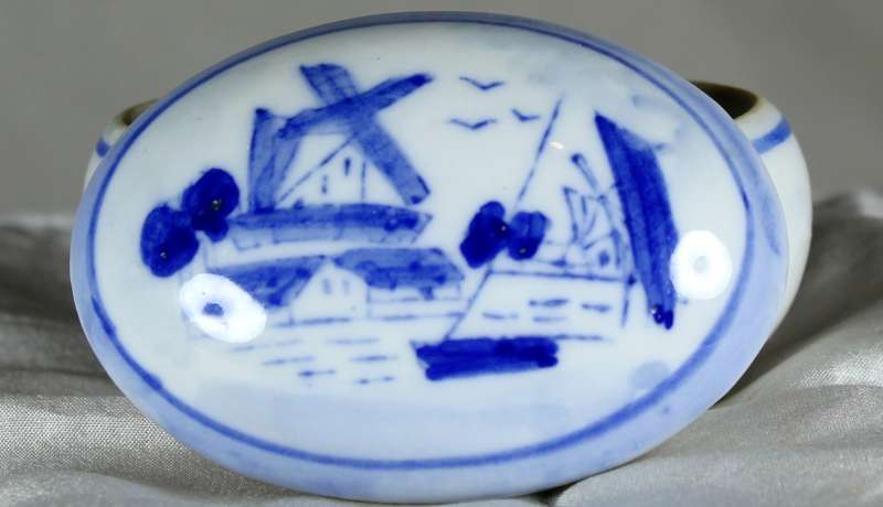 Small blue & white lidded trinket holder