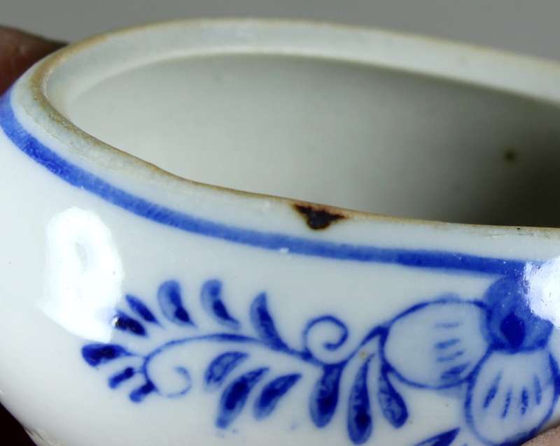 Small blue & white lidded trinket holder