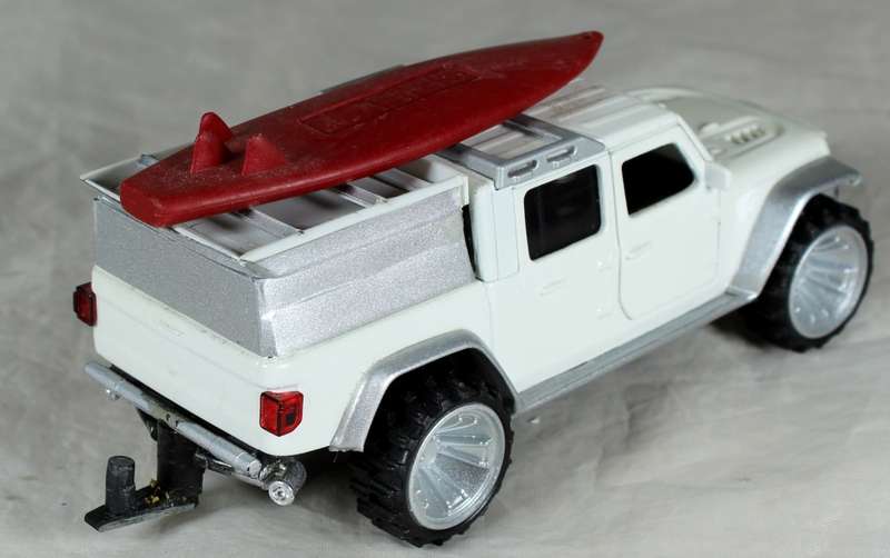 Jada - Jeep gladiator with surfboard
