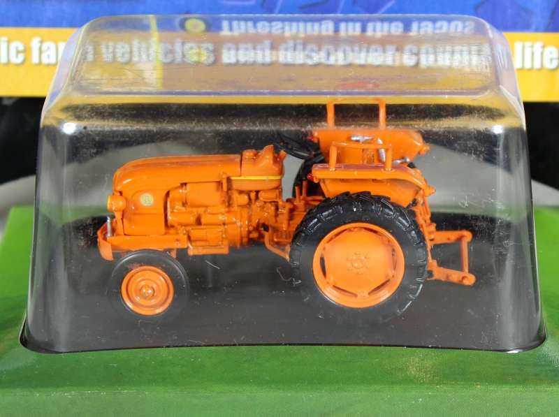 Collectible tractor & info sheet - Renault D22