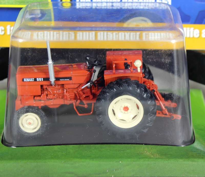 Collectible tractor & info sheet - Renault 551