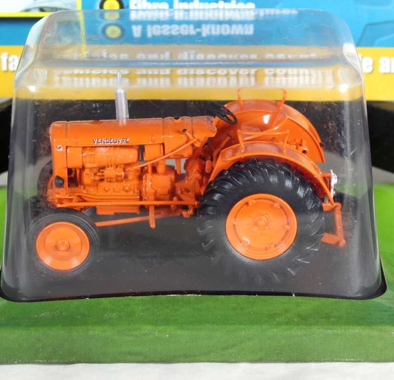 Collectible tractor & info sheet - Vendeuvre Super DD