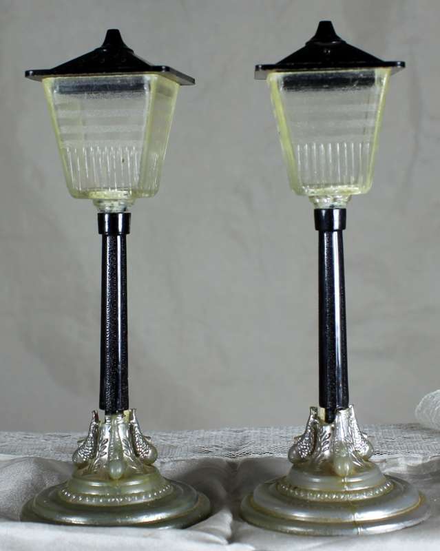 Character  Salt & Pepper Set - Street Lights ( Plastic)