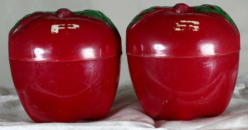 Character  Salt & Pepper Set - Apples (Plastic)