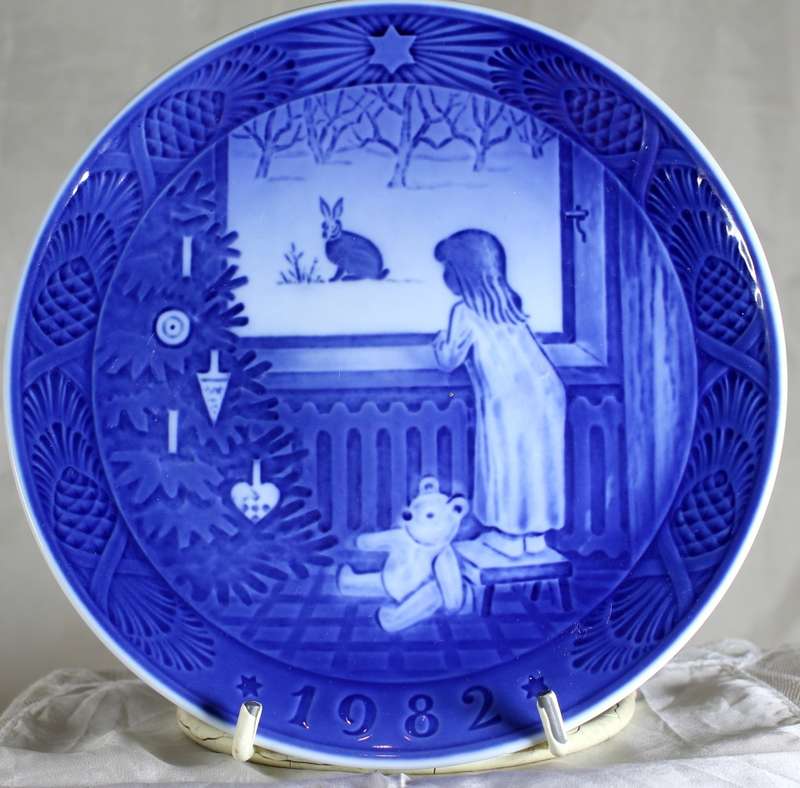 Royal Copenhagen Display Plate - Waiting for Christmas 1982 - BID NOW!!!
