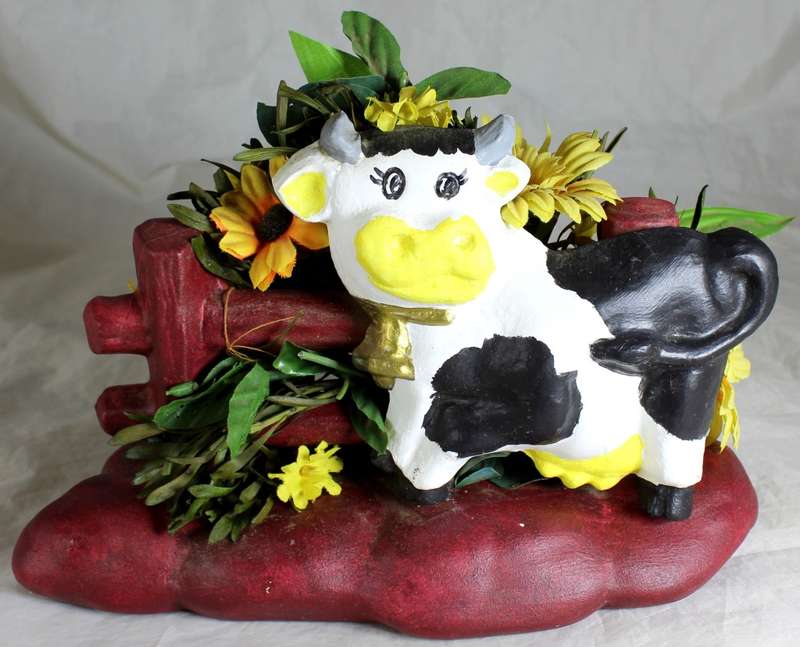 Cow at the Fence - Large Figurine Set - BID NOW!!!