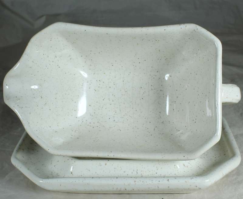 Stoneware gravy boat & plate