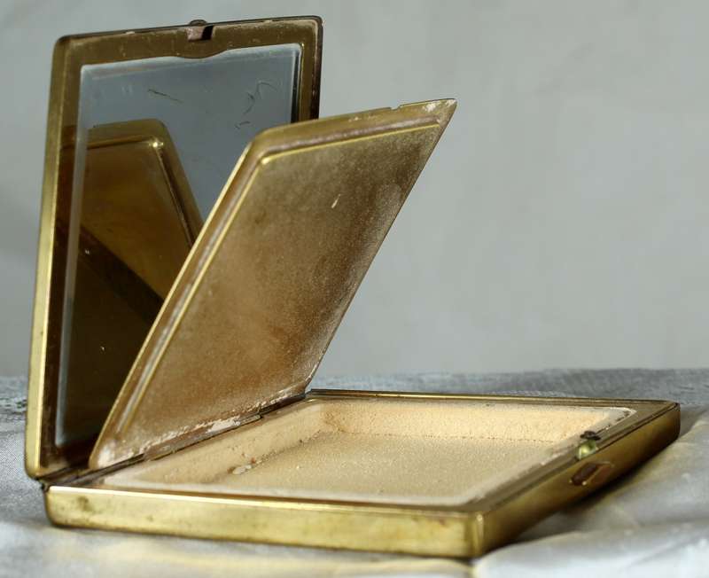 Rhombus Shape Powder Compact