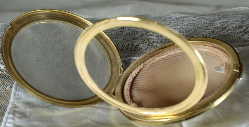 Stratton Powder Compact with Swirl Pattern