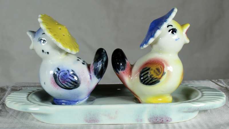 Salt & Pepper Little Chicks on Tray - BID NOW!!!