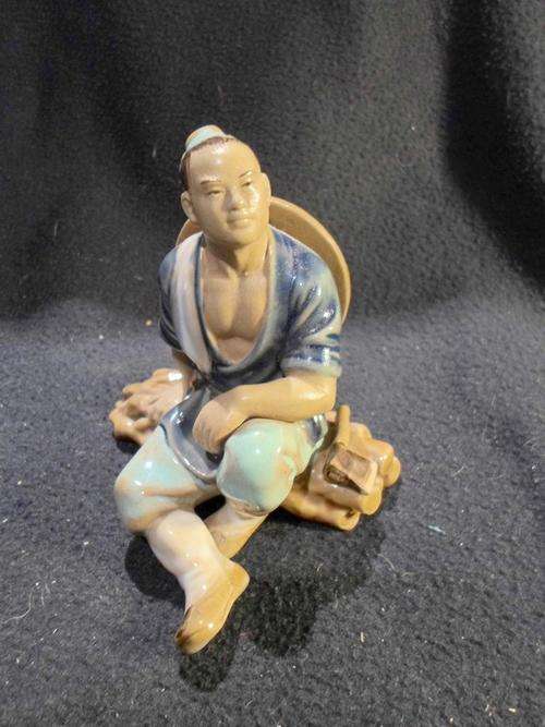 Chinese man with large hat - A stunning ornament!! Beautifully detailed!! Low price, bid now!!