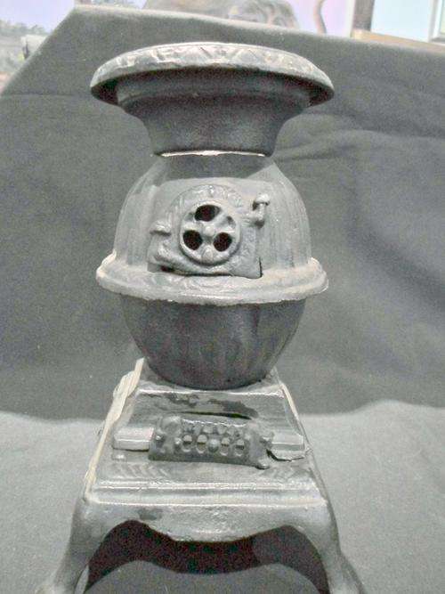 Albert Price - Miniature Pot-belly stove - A magnificent find! Bid now!