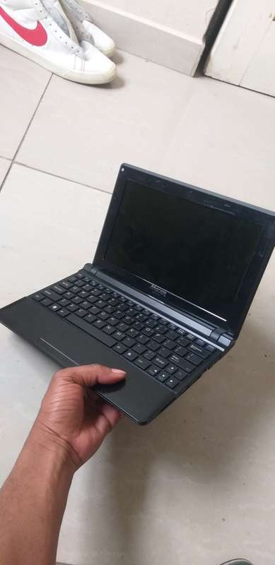 Mecer Xpression m1100 small laptop