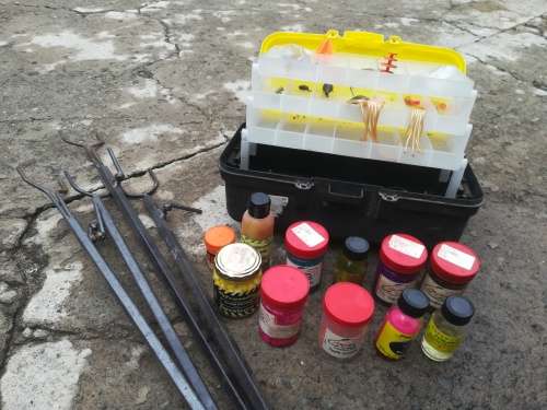 Fishing box with dips and 4 in