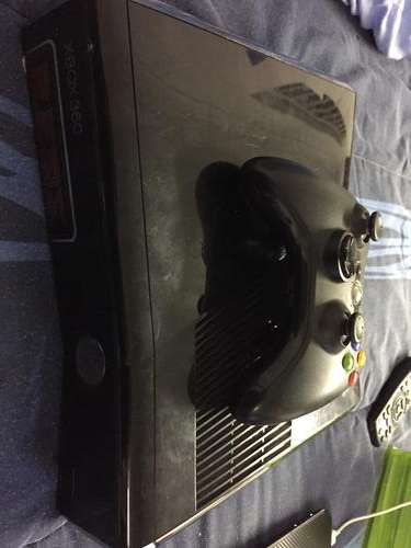 XBOX 360 console + 2 controllers + 11 games + Kinect!