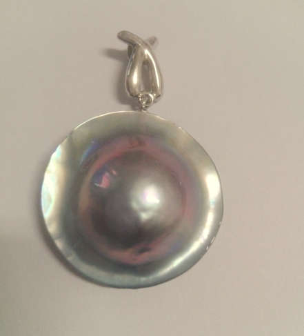 Magnificent  16 x 12mm Genuine Mabe Pearl Pendant in 925 Silver