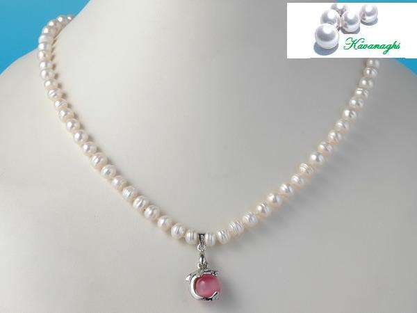 From the Kavanaghs collection... 18K WHITE GOLD PLATED PENDANT ON A WHITE FRESHWATER PEARL NECKLACE