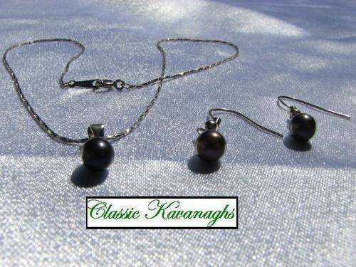From the Kavanaghs Collection - Stunning Freshwater Pearl Necklace and Earring Set