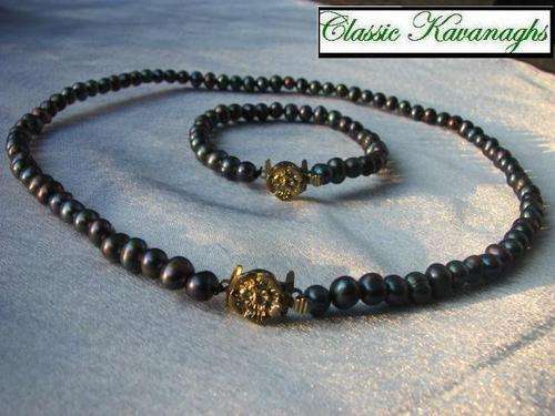 Kavanaghs - Exquisite Peacock Black Fresh Water Pearl Necklace and Bracelet Set
