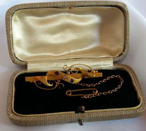 A spectacular Vintage Brooch in the original Vintage box- great for the collector with 9CT markings