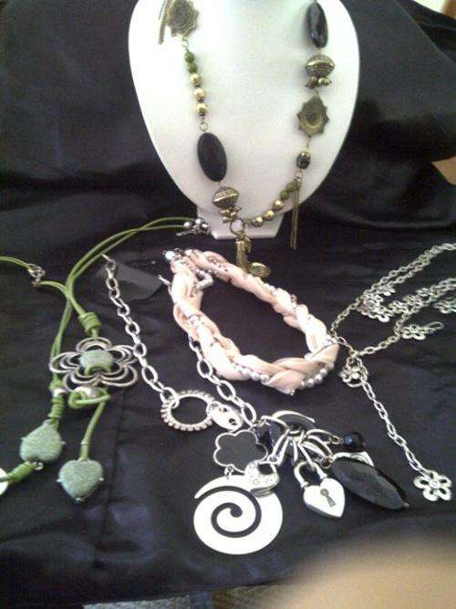 Bulk lot of NECKLACES -6 pieces @ R1 start. BARGAIN!!!