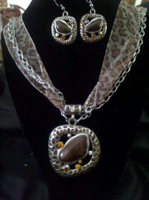 Stunning ANIMAL PRINT Necklace & EARING SET! A MUST HAVE ACCESSORY!